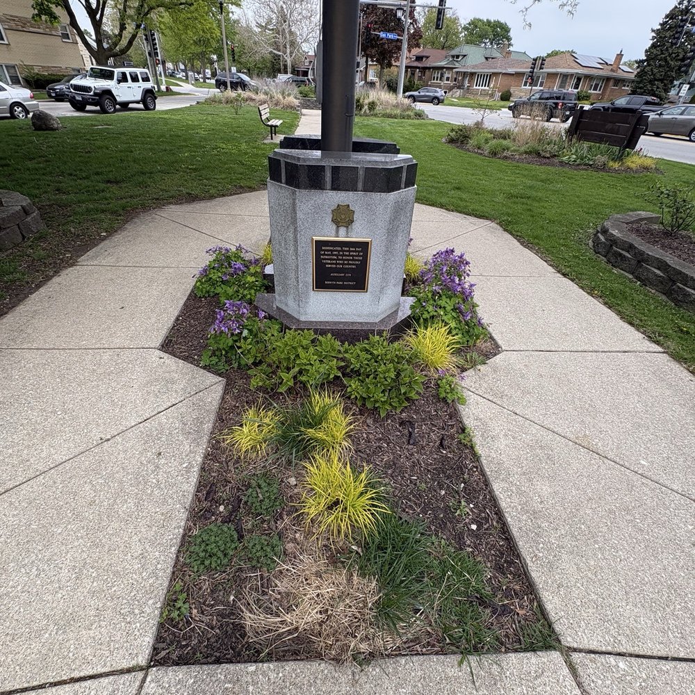 Mraz Park - Nice landscaping and dedication plaques - Dog Parks Near Me - Berwyn, Illinois Mraz Park - Nice landscaping and dedication plaques - Dog Parks Near Me - Berwyn, Illinois