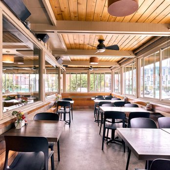 Hugo's - Covered Patio Seating at Hugo's Studio City - Breakfast & Brunch Near Me - Studio City, California