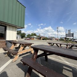 Louie's Hot Chicken & Barbecue - Seating