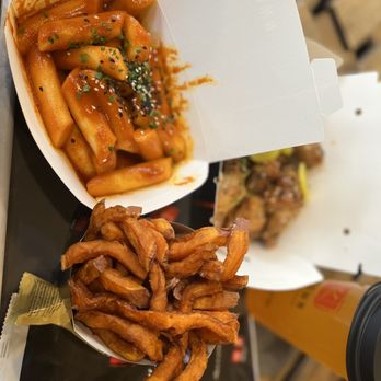 K-Town - Tteokbokki  Sweet potato fries Honey Garlic Chicken  Passion Green tea with mango popping boba - Korean Near Me - Paris, 01