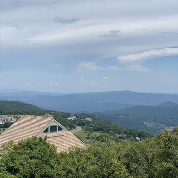 Beech Mountain Ski Resort - 5600' view. - Ski Resorts Near Me - Beech Mountain, North Carolina Beech Mountain Ski Resort - 5600' view. - Ski Resorts Near Me - Beech Mountain, North Carolina