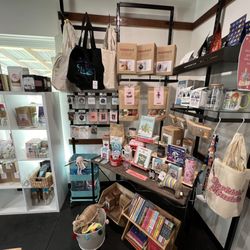 Em Dash Books - Specialty teas, gifts & crafts.