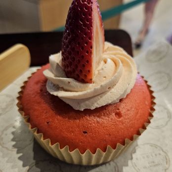 Basquia Bakery - Red velvet strawberry sulpang - Bakeries Near Me - Daly City, California