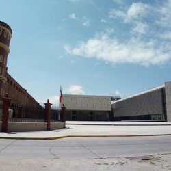 Plaza Ercilla - Costado de la plaza con vista a la escuela militar.
