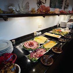 Der Adelshof - Das Frühstücksbuffet ist reichhaltig bestückt, gewaltige Mengen Flüssigei und gekochter Bacon harren der Gäste.