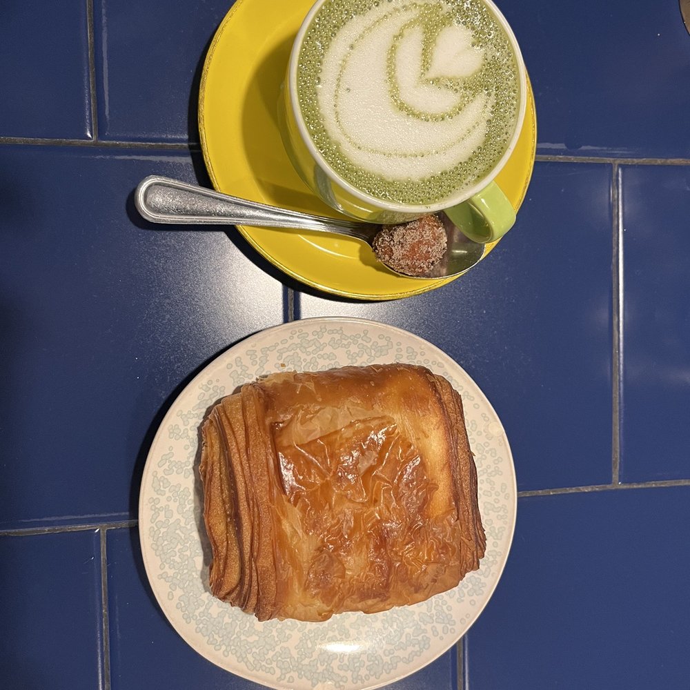 The Hardware Société - Matcha latte and chocolate croissant - Coffee & Tea Near Me - Paris, 75