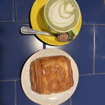 The Hardware Société - Matcha latte and chocolate croissant - Coffee & Tea Near Me - Paris, 75 The Hardware Société - Matcha latte and chocolate croissant - Coffee & Tea Near Me - Paris, 75