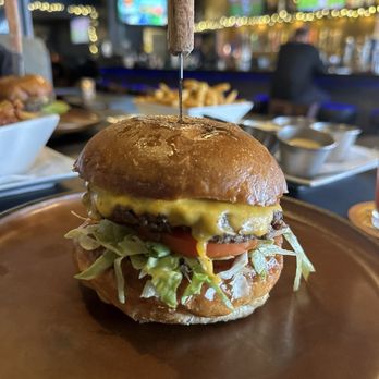 Morrison - Classic Burger Medium Well - Gastropubs Near Me - Los Angeles, California Morrison - Classic Burger Medium Well - Gastropubs Near Me - Los Angeles, California