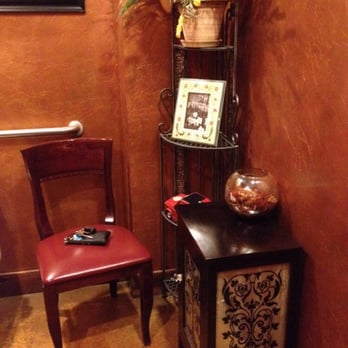 Canta Napoli - Can you believe that this is the bathroom? Stylized well! - Italian Near Me - Mount Prospect, Illinois