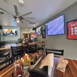 Poppy’s Bar & Que - Interior
