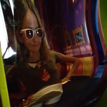 Universal Studios Florida - Funny mirror Simpson ride - Amusement Parks Near Me - Orlando, Florida
