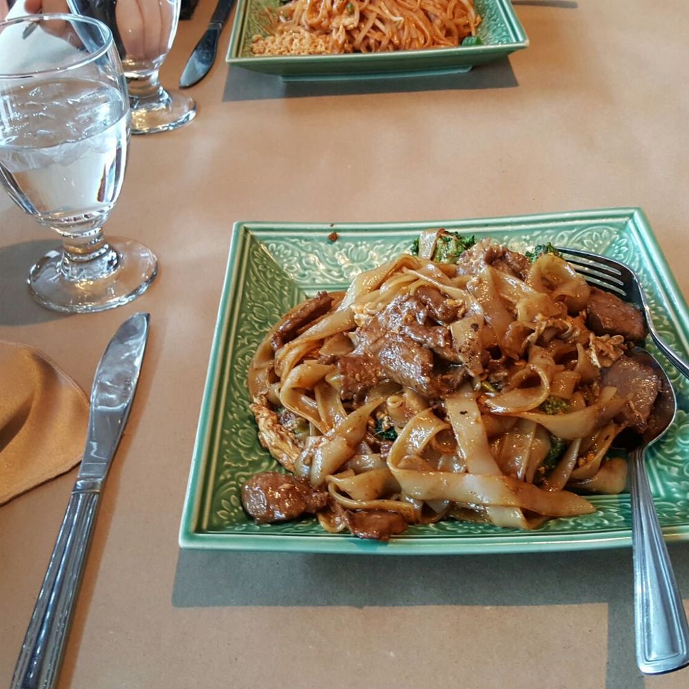 Pad Si Ew Beef with (sadly non-Chinese) Broccoli