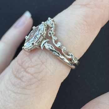 White Diamond Jewelers - Custom wedding band - Jewelry Near Me - Redondo Beach, California White Diamond Jewelers - Custom wedding band - Jewelry Near Me - Redondo Beach, California