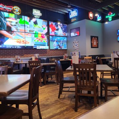 Pluckers Wing Bar by null