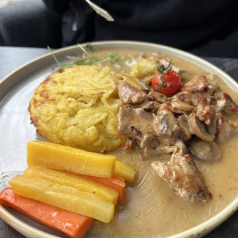 Barry's - Veal and potatoes - International Near Me - Grindelwald, BE