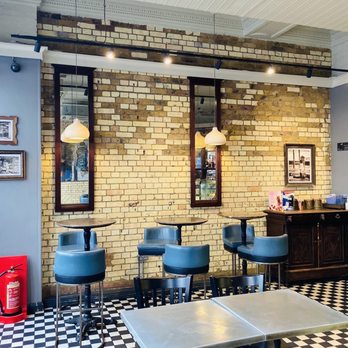 Caffè Nero - Seating - Coffee & Tea Near Me - London, XGL Caffè Nero - Seating - Coffee & Tea Near Me - London, XGL