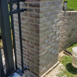 Structural Masonry Services - Freshly restored entrance column with white cement and grapevine mortar joint.