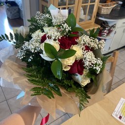 Beautiful 2 dozen bouquet mixed white and red roses. For my mother's birthday and she loved it! Beautiful 2 dozen bouquet mixed white and red roses. For my mother's birthday and she loved it!