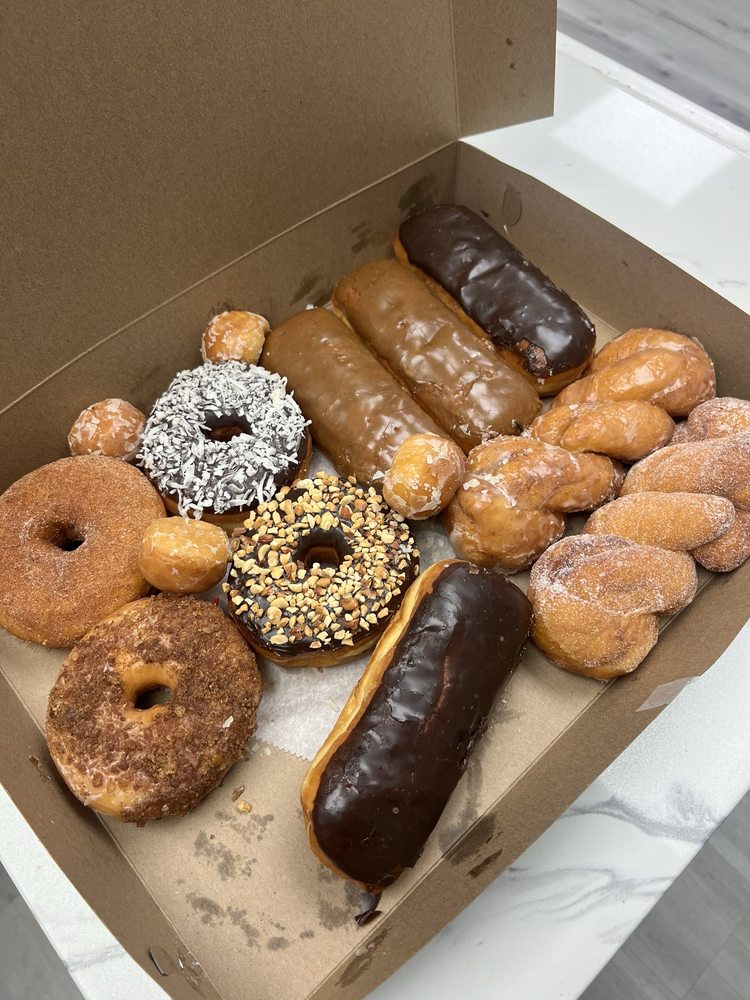 D & N's Donuts Logo