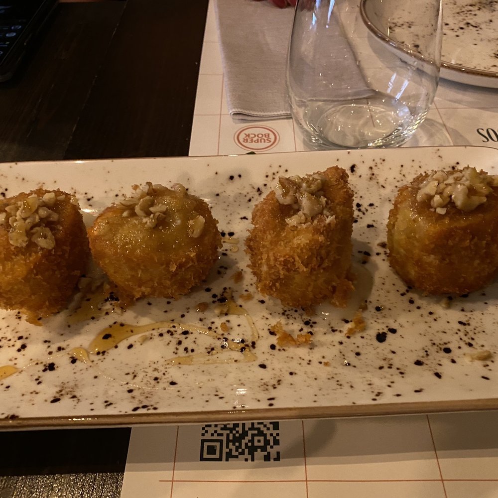 Encaixados - Queijo de cabra empanado com mel e nozes - Tapas Bars Near Me - Porto, 13 Encaixados - Queijo de cabra empanado com mel e nozes - Tapas Bars Near Me - Porto, 13