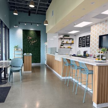 Humbowl Juice Bar - Front counter and seating - Juice Bars & Smoothies Near Me - Murrieta, California
