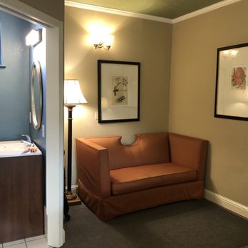 Bodega Bay Inn - Comfy couch, bathroom on left. - Hotels Near Me - Bodega Bay, California