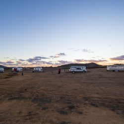 Glamping Ruta de Arte y Vino - Finbomb truck in front of our airstream