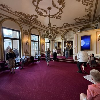 Her Majesty's Theatre - Main bar on the 1st floor - 2nd floor if your an American. - Performing Arts Near Me - St. James's, XGL