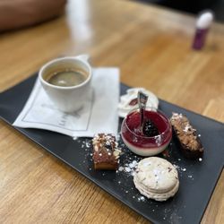 La Parisienne French Bakery - Dessert sampler