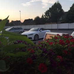 Pizzeria Augusto - Parkplätze gibt es en masse und man hat seinen Schlitten immer im Blick bei Bedarf :-)