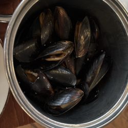 Ruddy Duck Seafood and Alehouse - Steamed mussels