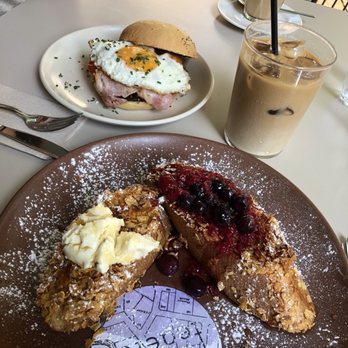 Federal Café - French Toast w/ Cornflakes and a Morning Bacon Burger - Breakfast & Brunch Near Me - Madrid, M Federal Café - French Toast w/ Cornflakes and a Morning Bacon Burger - Breakfast & Brunch Near Me - Madrid, M
