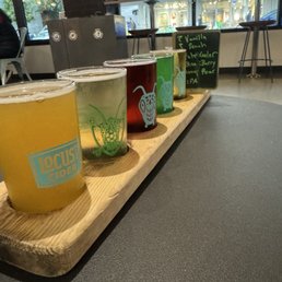 Cider flight! Vanilla peach, Ecto, blackberry . Honey pear, double IPA, starting from the farthest down.