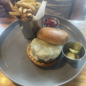 Oak Bistro - Cheeseburger - New American Near Me - Cambridge, Massachusetts