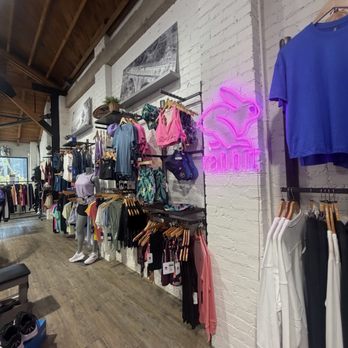 Fleet Feet - Women's clothing - Shoe Stores Near Me - Sacramento, California Fleet Feet - Women's clothing - Shoe Stores Near Me - Sacramento, California