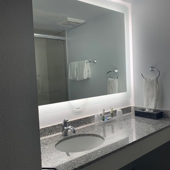Vanllee Hotel & Suites - Bathroom - Hotels Near Me - Covina, California