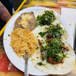 Tacos Facio Y Guisados - Lunch taco plate