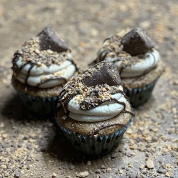 TamiCakes - Butterfinger cupcake, with a mini butter finger candy bar - Cupcakes Near Me - Belleville, Kansas TamiCakes - Butterfinger cupcake, with a mini butter finger candy bar - Cupcakes Near Me - Belleville, Kansas