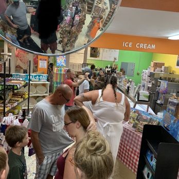 Donutz On A Stick - Busy. No social distancing. No masks on customers. - Desserts Near Me - Duck, North Carolina