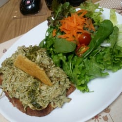 Pandaréu - Open face de frango com iogurte e pesto. Estilo de um sanduíche aberto com pão integral, servido com salada.
