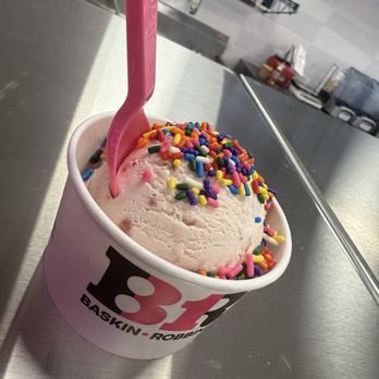 Baskin-Robbins - Strawberry with sprinkles - Ice Cream & Frozen Yogurt Near Me - Kingwood, Texas