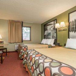 Super 8 by Wyndham Red Wing - 2 Queen Bed Room