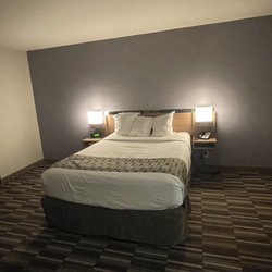 Microtel Inn & Suites By Wyndham Moorhead Fargo Area - Bed and a lot of empty space
