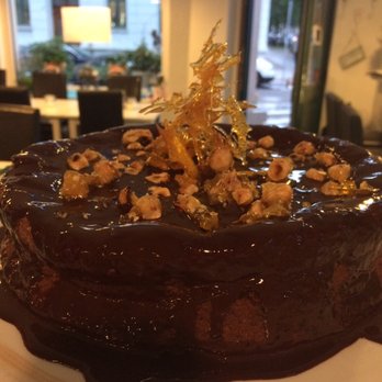 Kleine Leckerei - Saftiger Schokoladenkuchen mit karamellisierten Haselnüssen - Cafes Near Me - Leipzig, SN