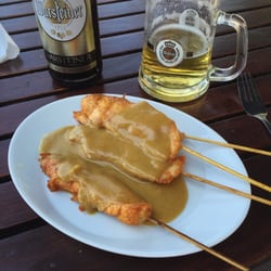 Mr. Pizza - Satee mit Erdnußsauce und Gerstenkaltschale.