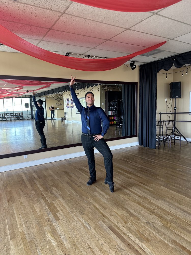 Arthur Murray Dance Studio Logo