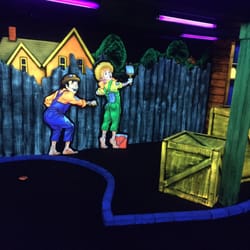 Indoor Mini Golf - Indoor mini golf - 3D course with black lights