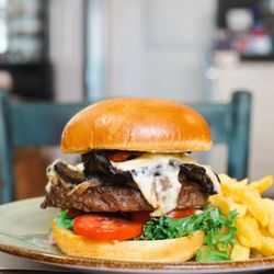 Bar Molino - Hamburguesa molino, berenjena queso mahonés, tomate, lechuga y unas patatas fritas caseras.