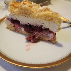 Café Firlefanz - Sauerkirsch-Baiser-Torte