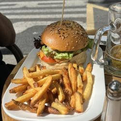 Cuba Compagnie - Chicken burger and fries